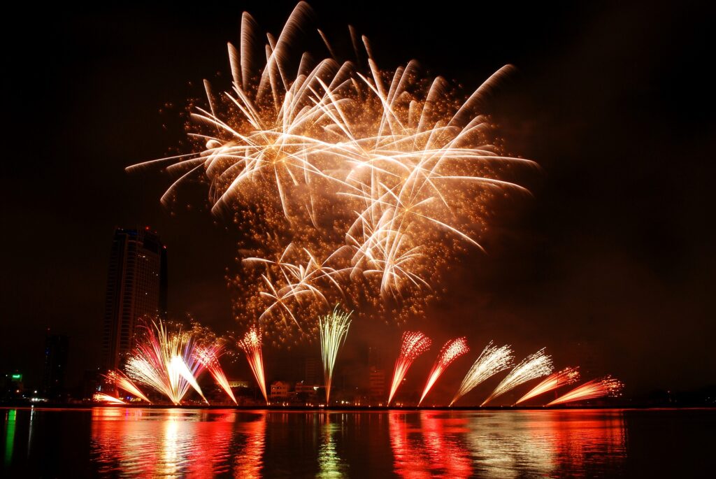 FEUX D&rsquo;ARTIFICE DEPUIS LA MAISON DE BACON AU CAP D&rsquo;ANTIBES